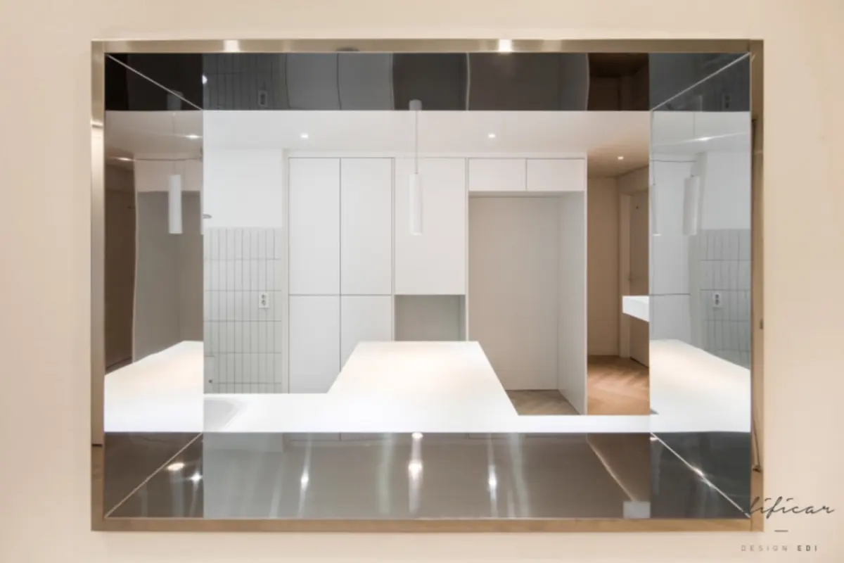 스틸 프레임 거울이 돋보이는 미니멀 현관 인테리어